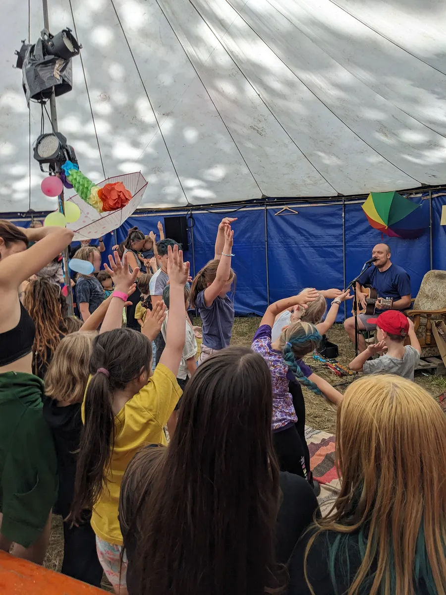 Holzrock Festival 2023: Hände hoch und macht euch krumm!